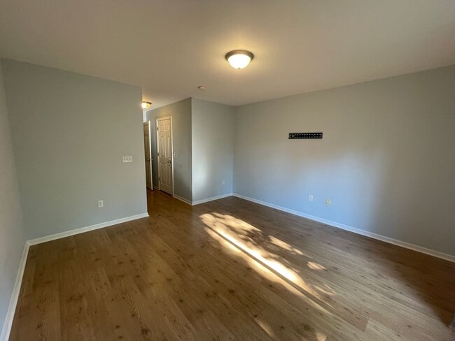 Building Photo - Beautiful 2 bed 2 bath upper Utica 1710 sq...