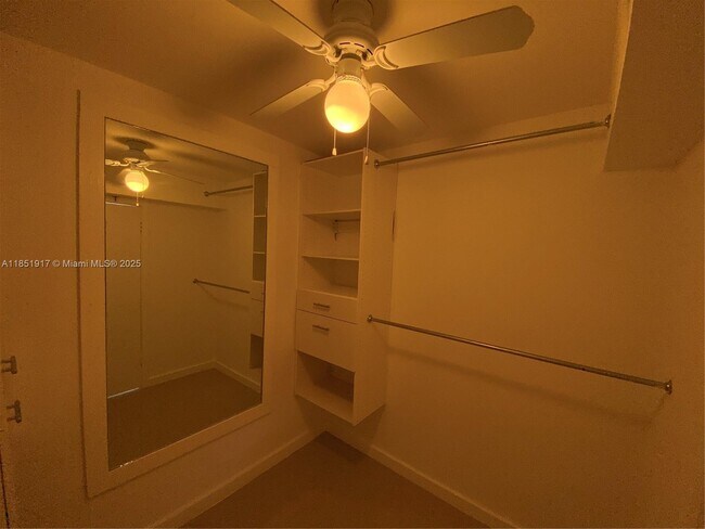 Building Photo - 801 N Venetian Dr