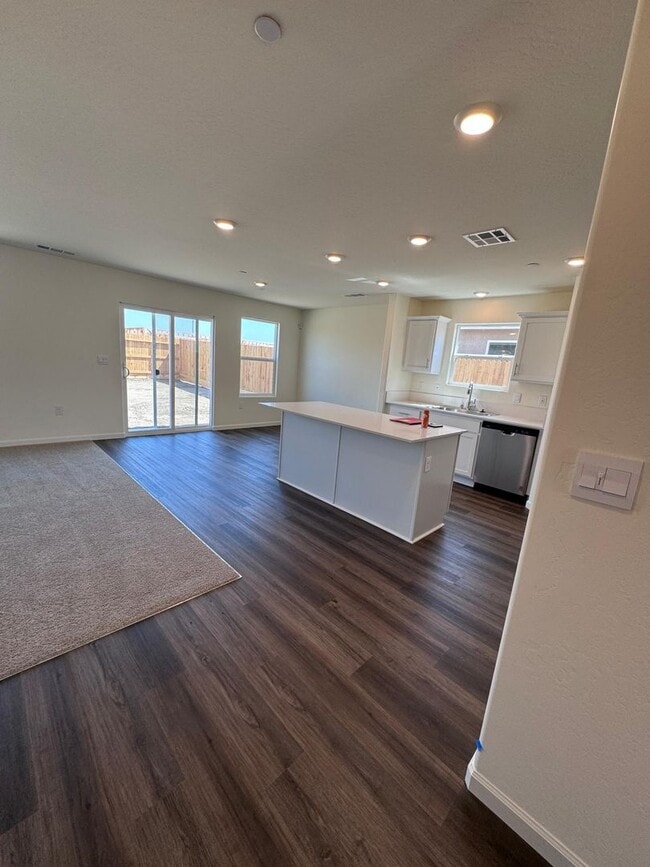 Building Photo - Beautiful new home with solar for rent in ...