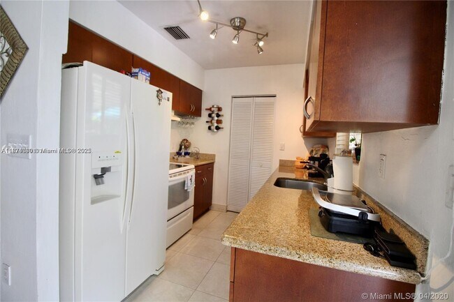 Building Photo - 9160 SW 73rd St