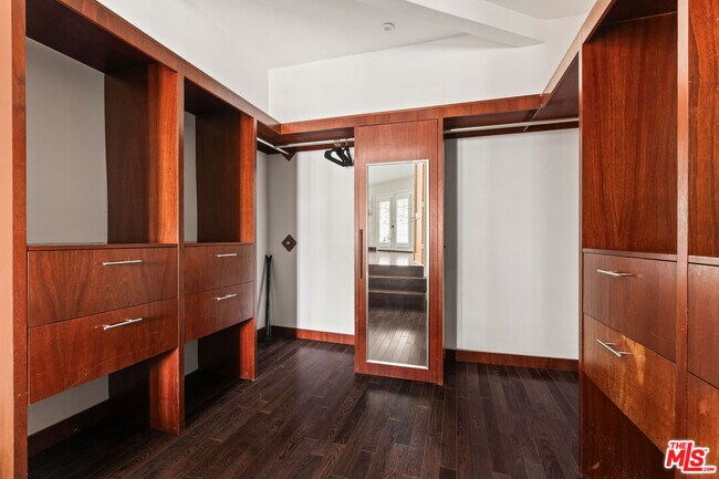 Building Photo - 3200 Oakley Dr