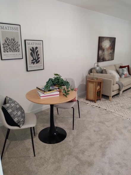 Building Photo - 2725 Pond Dr