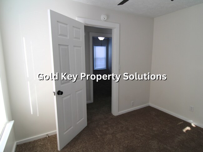 Building Photo - MUNCIE 3 BR 1 BA House with Garage and Covered Porch (SECTION 8 APPROVED)