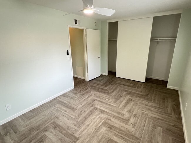 Building Photo - Fantastic 3 Bed 1.5 Bath End Unit Townhome in Orange!