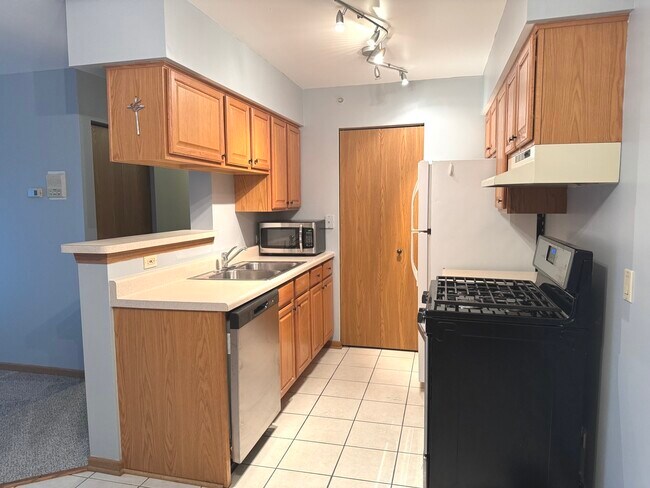 Building Photo - 727 Elm Ln