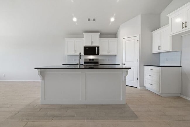 Building Photo - Beautiful 4 Bed / 2 Bath Home with Open Layout in Owasso