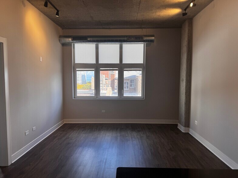 Building Photo - 3845 N Broadway St