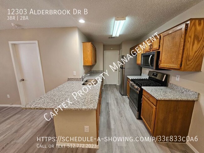 Building Photo - Newly Redone 3 bed 2 bath Duplex with 1 ca...