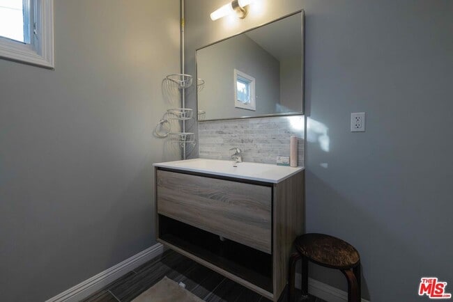 Building Photo - 1121 S Wilton Pl