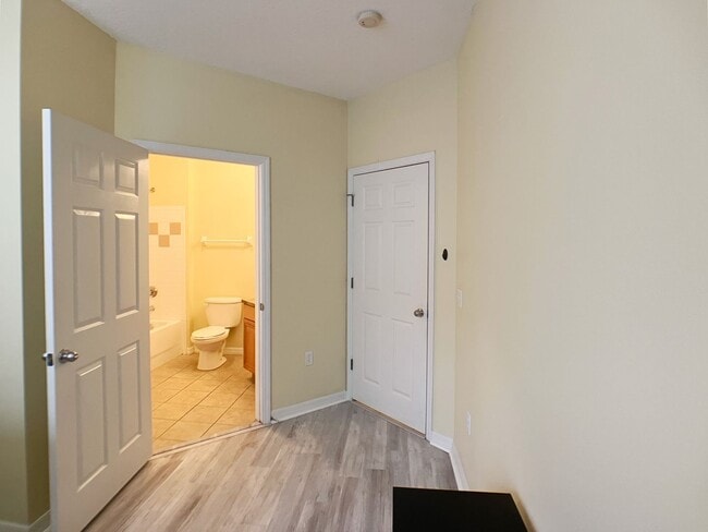 Building Photo - Campus View - Furnished 3 Bedroom, 3 Bathroom Apartment