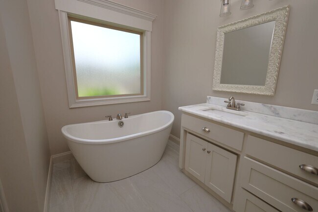 Building Photo - 4704 Crescent Ct