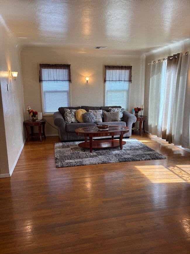 Building Photo - Charming 2 bedroom near downtown Modesto- Furnished option available