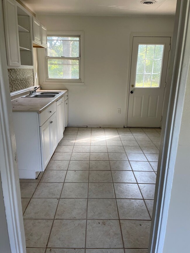 Building Photo - 3 bedroom 1 bathroom