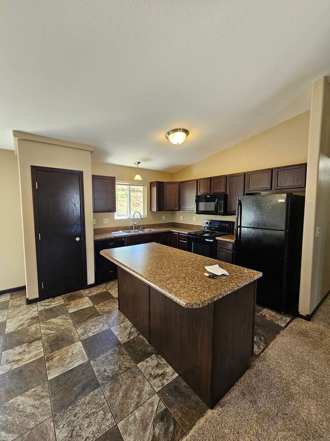 Building Photo - 4 BEDROOM | 3 BATH | TOWNHOME | GARAGE | WEST SIDE