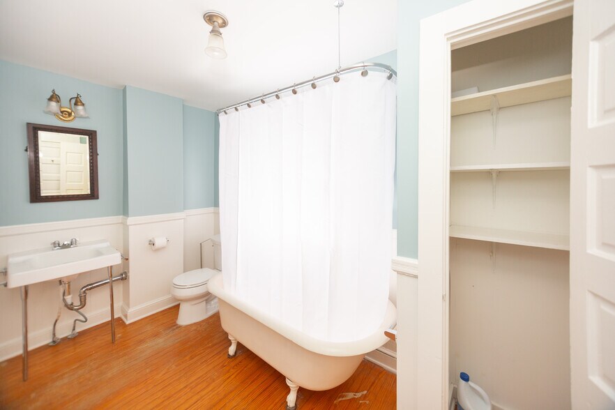 Downstairs Bathroom - 1014 Shepherd St