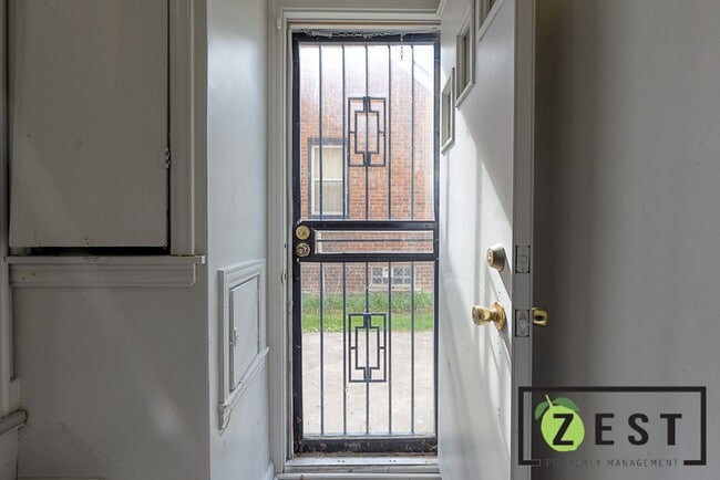 Building Photo - Amazing 3 bed 1 bath Home