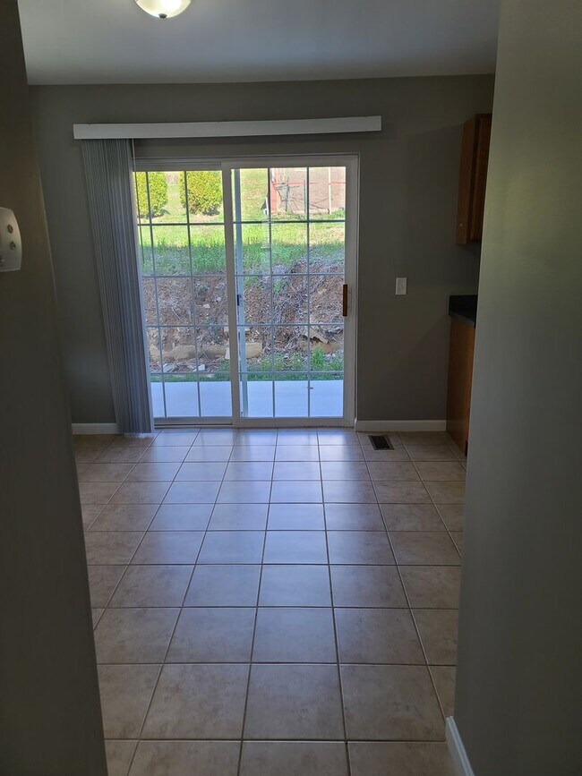 Building Photo - 3 bedroom,  2 1/2 bath town home in Waynesboro PA END UNIT