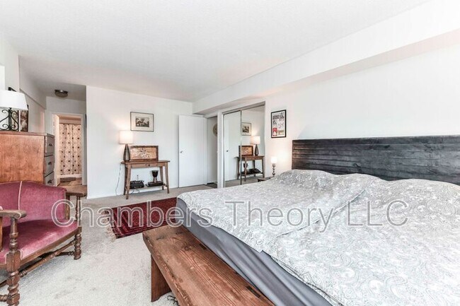 Building Photo - 1300 Army Navy Dr