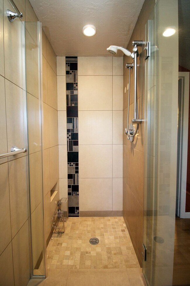 Building Photo - 6435 NE Cleveland Ave