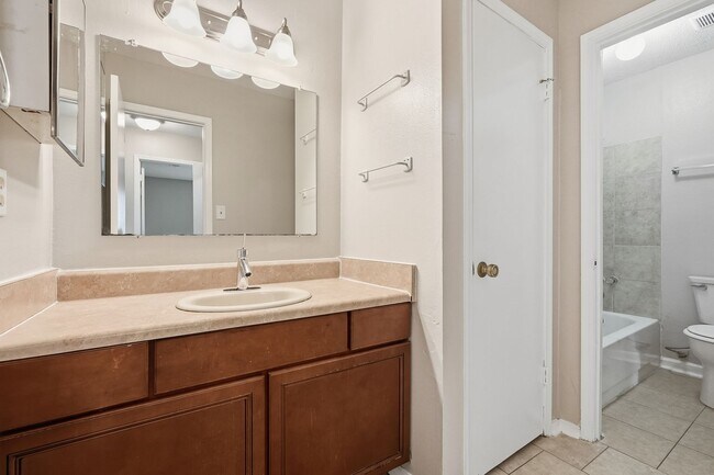 Building Photo - 8160 Stonebrook Dr