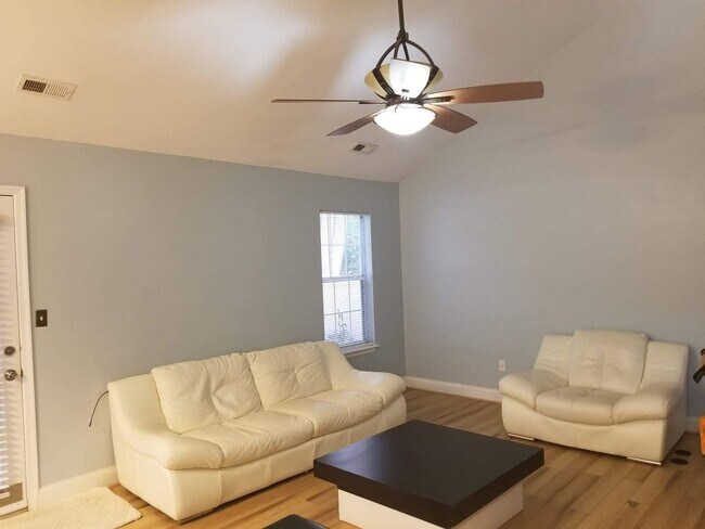 Building Photo - Wonderful 3 Bedroom 2 Bath Home with Garage in Quiet Williamsburg Community