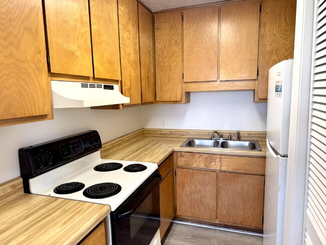 Building Photo - "Cozy 1-Bedroom Retreat in Panama City with Modern Comforts!"