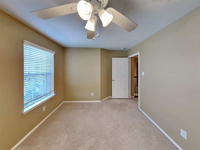 Building Photo - 633 Rocky Hollow Ln