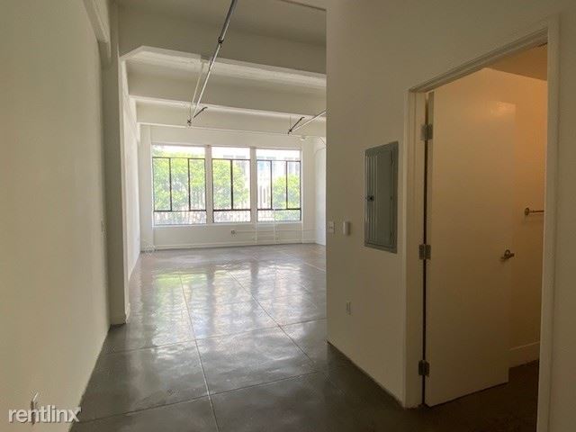 Building Photo - 716 S Los Angeles St