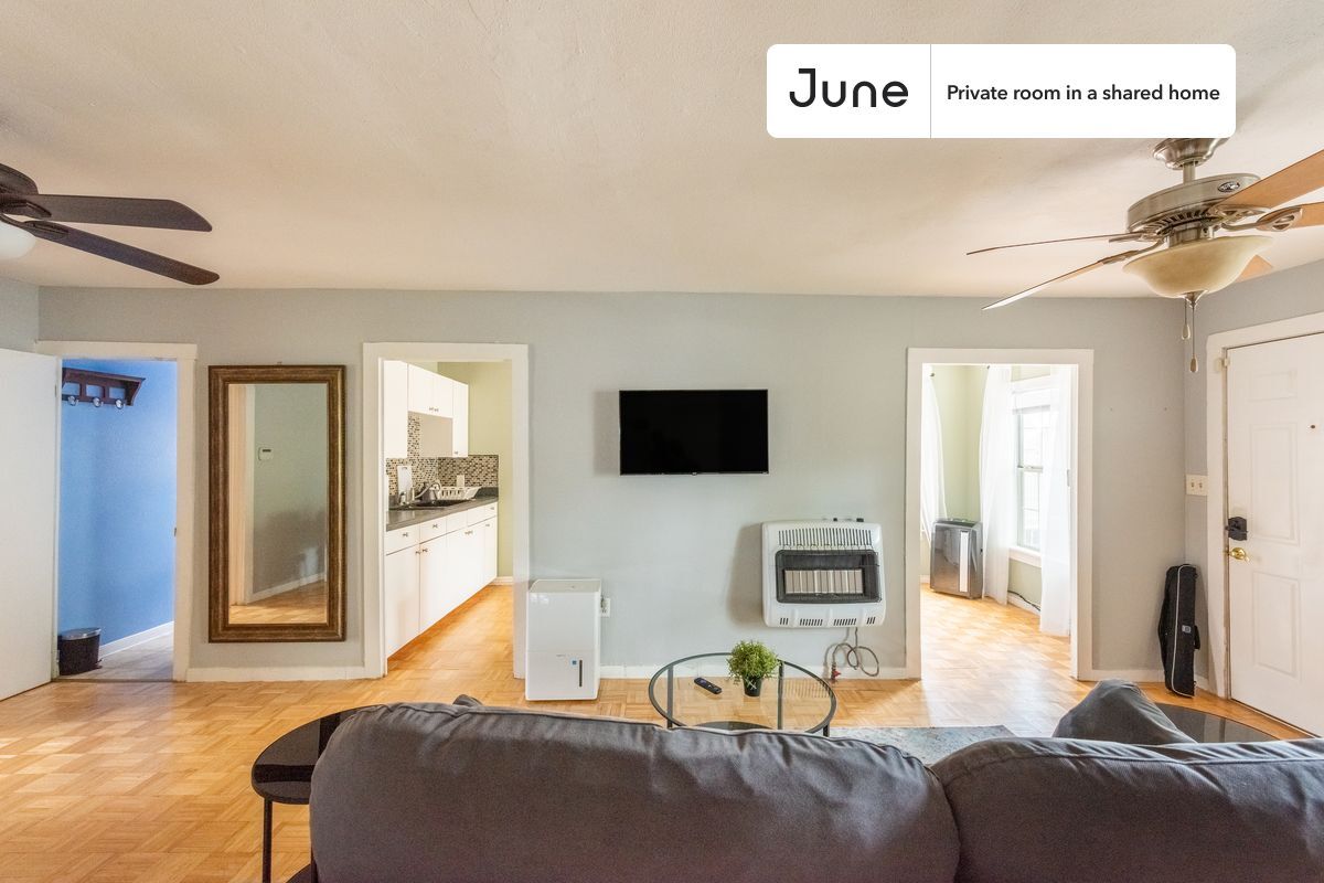 Building Photo - Room in Shared 3 bed/2 bath home