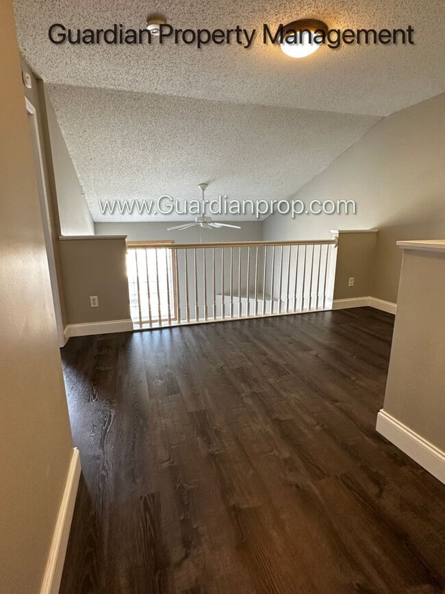 Building Photo - Maple Grove 2 Bedroom Town Home, 2 Car Gar...