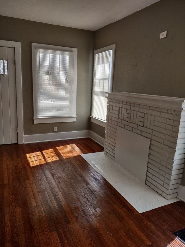 Building Photo - LIMITED TIME MOVE IN SPECIAL!! FIRST MONTH...