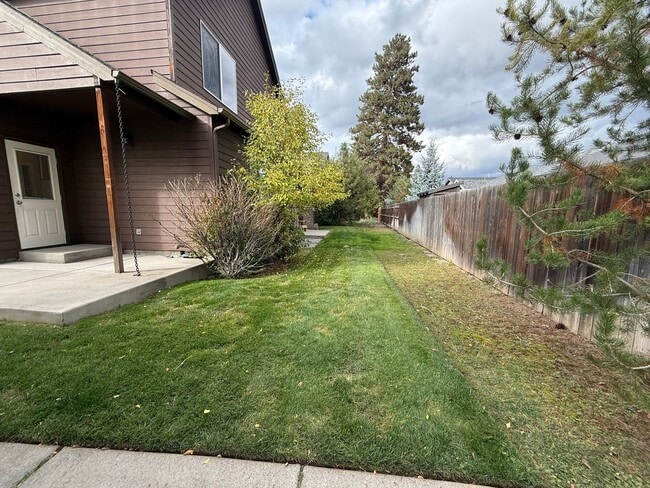 Building Photo - 2 Bed/1.5 Bath Townhome Near the Old Mill