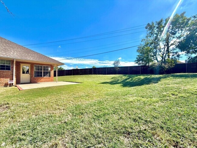 Building Photo - 2633 Bauer Dr