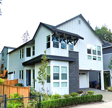 Building Photo - Like-New Spacious Home