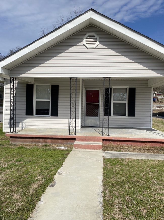 Primary Photo - Updated 2 bed 1 bath home - 10 Minutes to ...