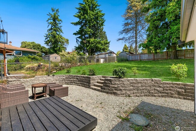 Building Photo - Remodeled, move in condition!