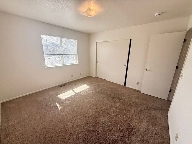Building Photo - 2 Bed 1.5 Bath Townhouse End Unit in North Central Loveland