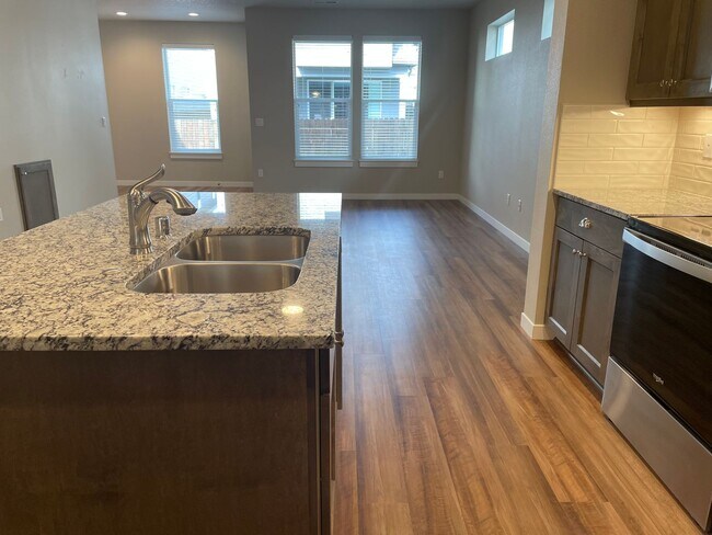 Building Photo - GORGEOUS 3 BED/2 BATH OPEN CONCEPT HOME IN...