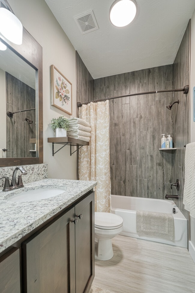 Building Photo - 706 S Saturn Ave