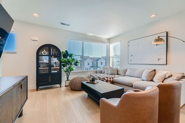 Building Photo - 3 Bedroom, 4 Bath Townhome in Broomfield