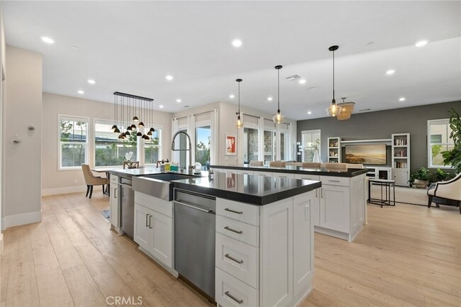 Building Photo - 70 Ray