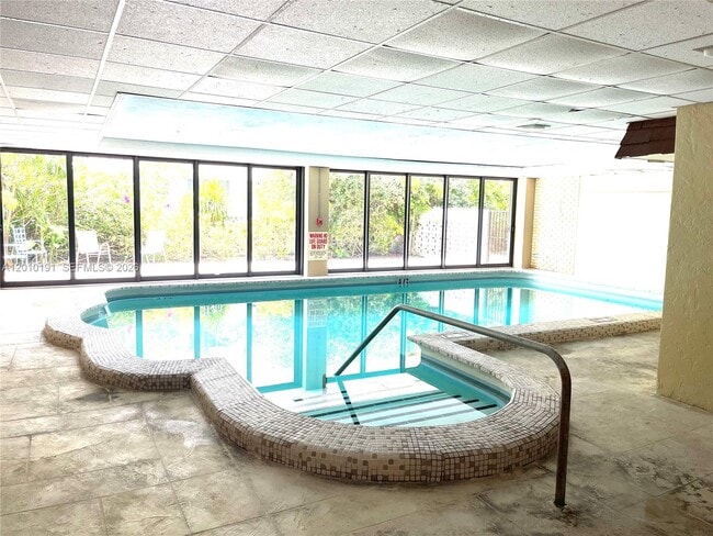 Building Photo - 1800 Collins Ave