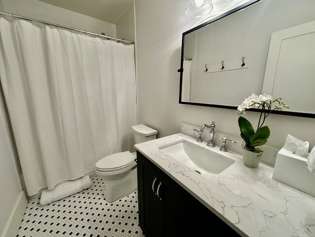 Building Photo - Low Country Cottage located in the Heart of Bluffton!