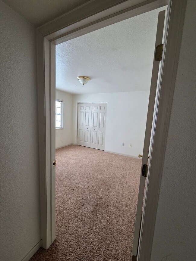 Building Photo - Discover your dream Townhome in Manitowoc!