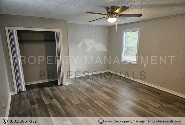 Building Photo - Recently Renovated Rental-Ready 3 bedroom ...