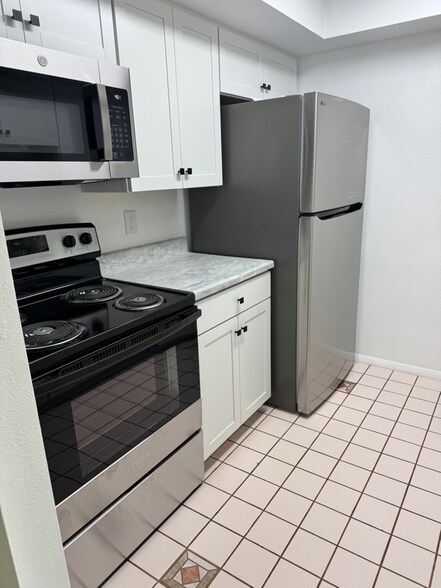Building Photo - 705 S Daytona Ave