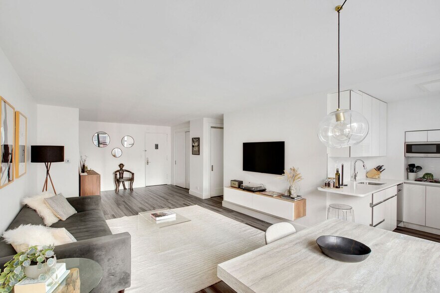 Building Photo - 330 W 58th St