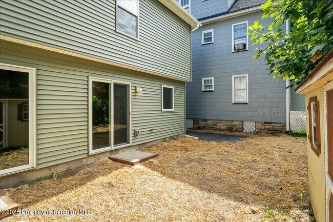 Building Photo - 822-822 Delaware St