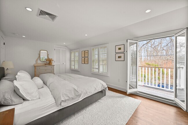 Building Photo - 104 Roton Ave