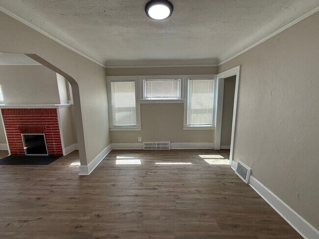 Building Photo - Renovated 3-Bedroom Home – We Welcome Sect...